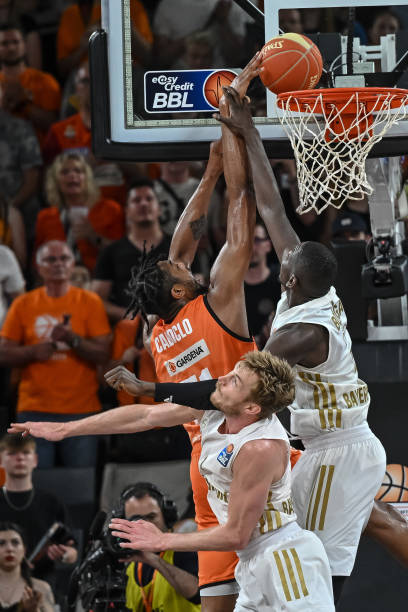 而谢震业则 而谢震业则